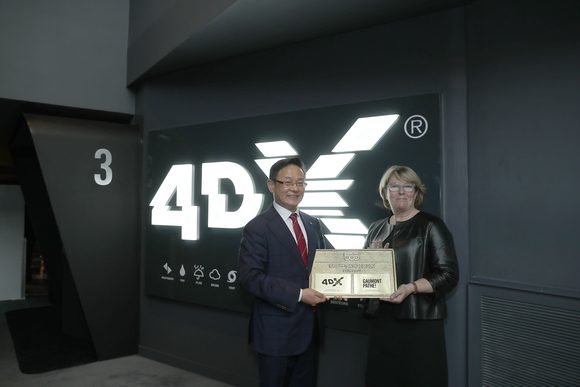 ▲ 4DX 500호점 오픈을 기념해 기념 동판을 들고 있는 CJ 4DPLEX CEO 최병환 대표(左), 파테 시네마 '르 고몽 파테' CEO 마르틴 오디야드(Martine Odillard) 대표(右). ⓒCJ CGV