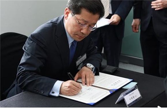 ▲ 용산전자상가 일대 도시재생 활성화를 위한 업무협약서 서명중인 이재광 HUG 사장.ⓒ주택도시보증공사(HUG)