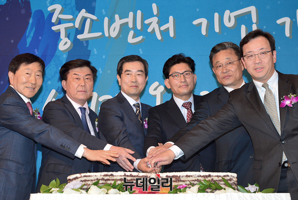 ▲ 김성진 한국중소벤처무역협회 자문위원(왼쪽부터)과 박성택 중소기업중앙회장, 정난권·송재희 한국중소벤처무역협회 공동회장, 최수규 중소벤처기업부 차관, 하토리 주한일본 경제공사가 축하떡을 자르고 있다 ⓒ 뉴데일리 공준표