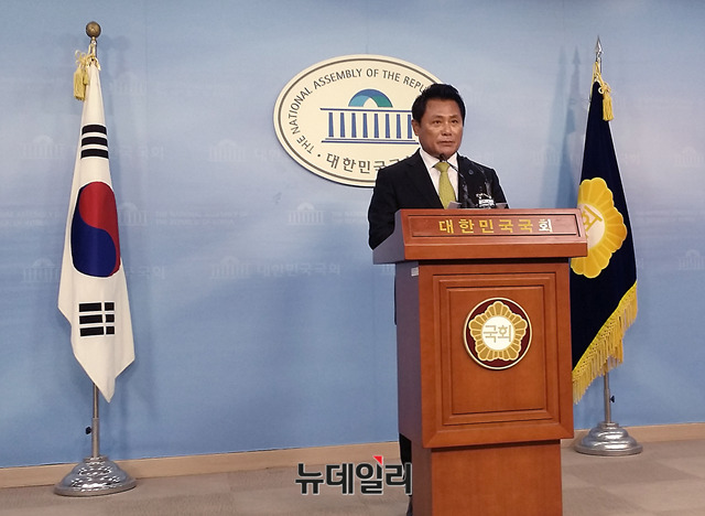 ▲ 이세창 한국자유총연맹 총재 권한대행이 5일 서울 여의도 국회 정론관에서 정부가 연맹 신임총재 선출과정에서 부당한 압력을 행사하고 있다는 내용의 긴급 기자회견을 열고 있다. ⓒ뉴데일리 정호영 기자