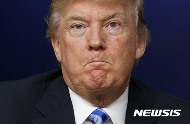 ▲ 2017년 4월 시리아 알 아사드 정권의 화학무기 사용을 보고받고 열 받은 도널드 트럼프 美대통령. ⓒ뉴시스. 무단전재 및 재배포 금지.