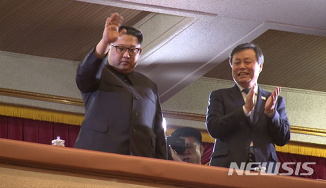 ▲ 지난 1일 한국 예술단의 공연 '봄이 온다'를 관람하러 온 김정은. ⓒ뉴시스-공동취재단. 무단전재 및 재배포 금지.