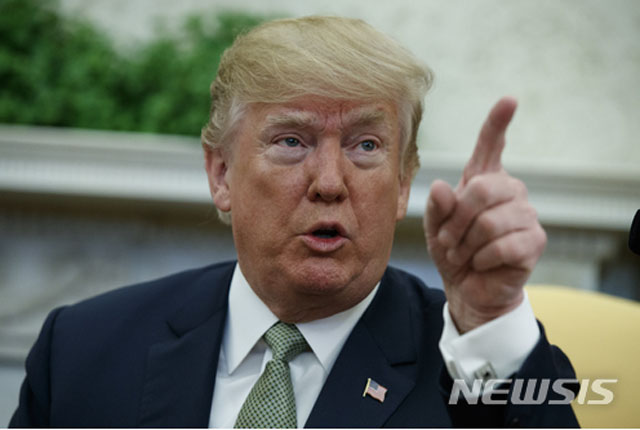 ▲ 2018년 3월 16일(현지시간) 도널드 트럼프 美대통령은 지난 수십 년 동안 어느 대통령도 손 대지 않았던 '대만 여행법'에 서명했다. ⓒ뉴시스. 무단전재 및 재배포 금지.