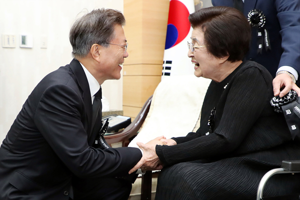 ▲ 문재인 대통령이 지난해 8월 18일 김대중 전 대통령 서거 8주기 추도식에서 이희호 여사와 대화하고 있다. ⓒ뉴시스 DB