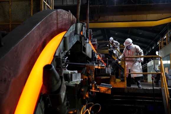 ▲ LS전선아시아 구리선재 생산라인에서 근로자들이 작업을 하고 있다. ⓒLS전선아시아