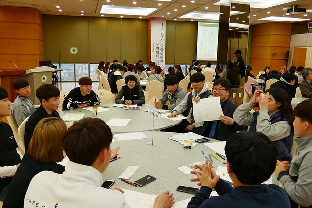 ▲ ‘DU비전학기’프로그램에 참여한 교수와 학생들.ⓒ대구대학교