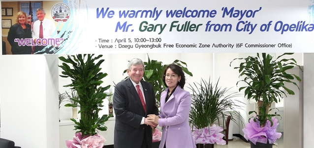 ▲ 미국 오페라이카시 시장과 투자유치방문단이 대구경자청에 방문해 투자유치 및 교류협력 증진을 논의했다.(사진 왼쪽부터 게리 퓰러 시장·이인선 청장)ⓒ대구경북경제자유구역청