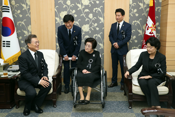 ▲ 문재인 대통령과 이희호 여사가 대화를 나누는 모습. ⓒ뉴시스 DB