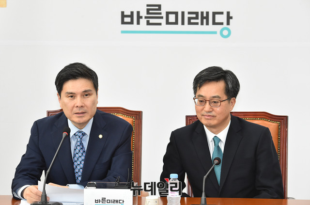 ▲ 지상욱 바른미래당 정책위의장이 27일 오후 국회를 방문한 김동연 부총리 겸 기획재정부 장관에게 발언을 하고 있다. ⓒ뉴데일리 이종현 기자