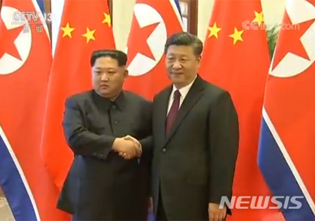 ▲ 중국을 찾은 김정은이 시진핑 中국가주석과 악수하는 모습. ⓒ뉴시스-中CCTV. 무단전재 및 재배포 금지.