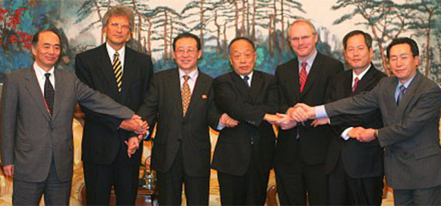 ▲ 2006년 12월 당시 손을 맞잡은 6자 회담 각국 대표들. 참가국들은 결국 북한의 사기에 모두 당했다.ⓒ뉴시스. 무단전재 및 재배포 금지.