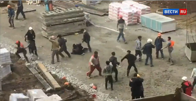 ▲ 러시아 온라인 뉴스 '베스티루'가 공개한 북한 근로자와 타지키스탄 근로자 간의 패싸움 모습. ⓒ러시아 '베스티루' 공개 동영상 캡쳐.