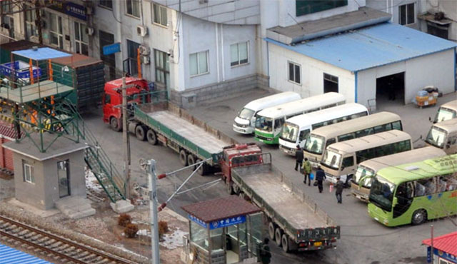 ▲ 중국의 대북제재 이전 물품을 구하러 中단둥에 들어간 북한 트럭들. ⓒ뉴시스. 무단전재 및 재배포 금지.