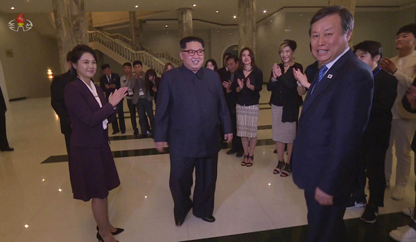 ▲ 북한 김정은과 리설주가 대한민국 예술단과 대화를 나누는 모습. ⓒ뉴시스 DB
