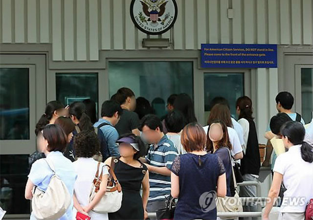 ▲ 서울 광화문 美대사관 앞에서 비자 인터뷰를 위해 늘어선 사람들. ⓒ연합뉴스. 무단전재 및 재배포 금지.