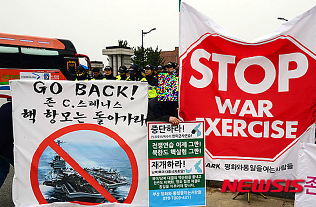 ▲ 2016년 3월 美핵추진 항공모함 '존 C.스테니스' 함의 입항에 반대하는 시위대(기사 내용과 직접적 관련은 없습니다.) ⓒ뉴시스. 무단전재 및 재배포 금지.