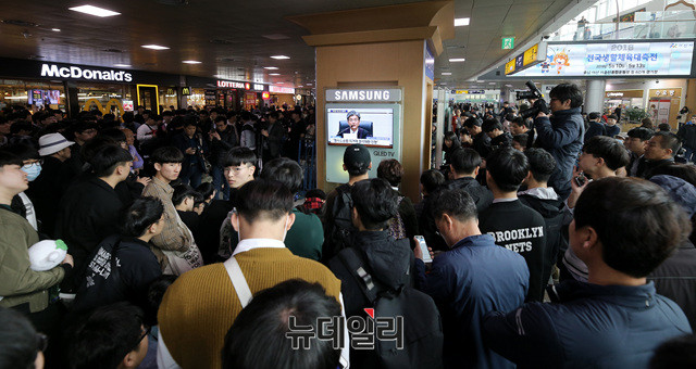 ▲ 6일 서울역에서 시민들이 박근혜 전 대통령 1심 공판 생중계를 지켜보고 있다. 이날 재판부는 박 전 대통령에게 징역 24년과 벌금 180억원을 선고했다. ⓒ뉴데일리 이종현 기자