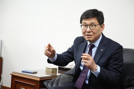 ▲ 단국대학교 어진우 산학부총장이 4차 산업혁명 시대, 대학의 인재 육성 방향 등을 설명하고 있다. ⓒ단국대