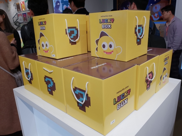 ▲ 매장 중앙에 마련된 '럭키박스'. ⓒ연찬모 기자