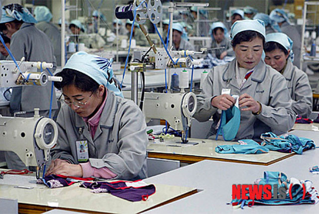 ▲ 폐쇄 전 개성공단에서 북한 근로자들이 일하는 모습. 한국이 개성공단을 재가동할 경우 여기서 생산하느 제품도 미국에 수출할 수 없게 된다. ⓒ뉴시스. 무단전재 및 재배포 금지.