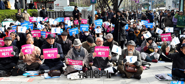 ▲ 주한미국대사관 앞에서 민중민주당·전국철거민연합·양심수후원회 등 각 단체 회원 150여명이 모여 한반도기를 흔들며 반미 구호를 외쳤다. ⓒ뉴데일리 이종현 기자