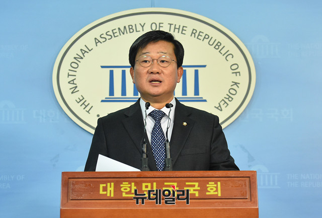 ▲ 6·13 지방선거 경기도지사 출마를 선언한 더불어민주당 전해철 의원이 국회에서 기자회견을 하고 있다. ⓒ뉴데일리 이종현 기자