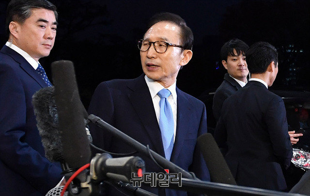 ▲ 이명박 전 대통령이 지난달 15일 새벽 서울 서초구 서울중앙지방검찰장에서 밤샘조사를 마친 뒤 귀가하기 위해 차량으로 향하고 있다. ⓒ뉴데일리 이종현 기자