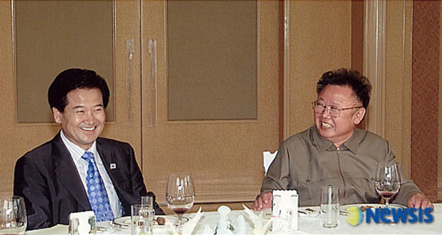 ▲ 2005년 6월 방북한 정동영 당시 통일부 장관이 김정일과 만나는 모습. 정동영 장관은 2007년 여당인 '열린우리당'의 대선후보가 된다. ⓒ뉴시스. 무단전재 및 재배포 금지.