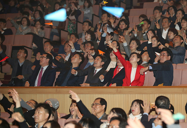 ▲ 포항시가 주최하고 포항문화재단의 주관으로 열린 이날 공연은 1968년 4월 1일 창립 이래 지역사회와 함께 하며 글로벌 철강회사로 성장한 포스코의 창립 50주년을 축하하는 음악회다.ⓒ포항시