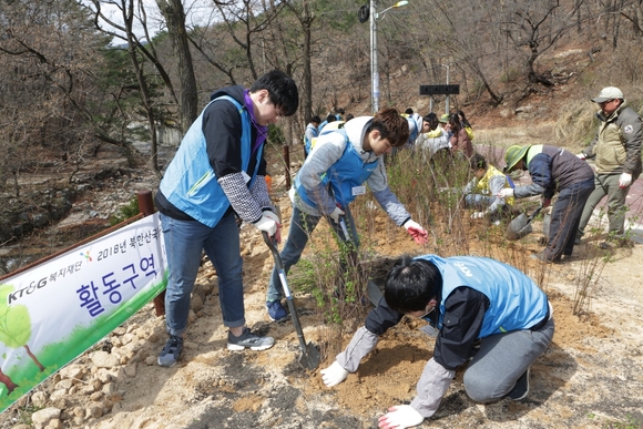 ▲ KT&G복지재단, 대학생들과 함께 북한산 생태복원 봉사활동 나서. ⓒKT&G