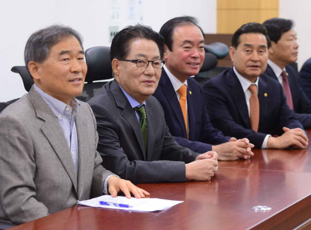 ▲ 민주평화당 박지원 전 대표가 자유한국당 서울특별시장 후보로 추대될 예정인 김문수 전 경기도지사를 계속해서 '단일화 카드'라고 폄하하는 의도에 관심이 쏠린다. 사진은 민주평화당 주요 전·현직 의원들. 사진 왼쪽부터 한때 전남도지사 출마에 뜻을 두고 있는 것으로 알려졌던 평화당 황주홍 의원, 박지원 전 대표, 장병완 원내대표, 무안·영암·신안 예비후보로 등록한 이윤석 전 의원이다. ⓒ뉴시스 사진DB