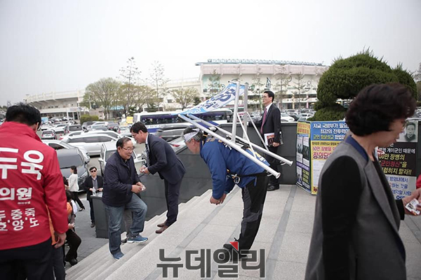 ▲ 민주당 채영우 예비후보는 일명 '민심 지게'를 지고 나와 자신을 알리는 선거운동을 하고 있다.ⓒ뉴데일리