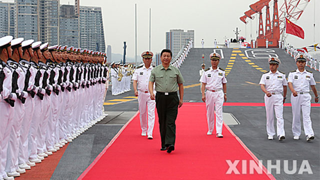 2013년 8월 중공군 선양군구를 찾아 항모 '랴오닝' 함에 올라 사열하는 시진핑 中국가주석. ⓒ뉴시스-신화. 무단전재 및 재배포 금지.