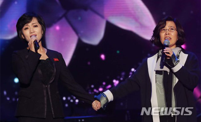 ▲ 지난 3일 평양 공연에서 북한 가수와 손을 잡고 노래하는 이선희 씨. 이선희 씨는 북한 공연 중 관객들에게 함께 부를 것을 제안했지만 관객들은 모두 침묵을 지켰다. ⓒ뉴시스-공동취재단. 무단전재 및 재배포 금지.