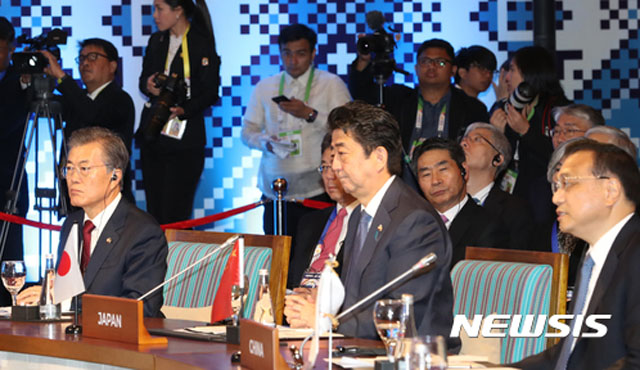 ▲ 문재인 대통령, 아베 신조 日총리, 리커창 中총리. 한중일 삼국 정상은 오는 5월 9일 日도쿄에서 회담을 가질 것이라고 한다. ⓒ뉴시스. 무단전재 및 재배포 금지.