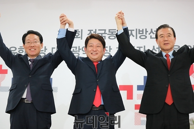 ▲ 권영진 예비후보(중간)가 9일 열린 한국당 경선에서 1위를 차지해 후보로 내정됐다(왼쪽부터 김상훈 대구시당 공관위원장, 권 후보, 홍문표 중앙당 공관위원장 순).ⓒ뉴데일리