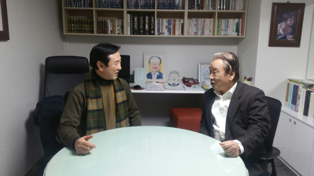 ▲ 지난 2월 8일 최명복 전 서울시의회 교육의원(좌)은 서울 아리인 사무실에서 배우 이순재씨(우)와 대담하는 형식으로 서울교육감선거 출마 의사를 밝혔다. ⓒ 최명복 예비후보 캠프