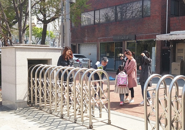 ▲ 홍덕률 대구시교육감 예비후보가 9일 오후 중구 삼덕초등학교 정문 앞에서 하굣길 초등학생과 학부모를 만나 인사를 나누고 있다.ⓒ홍 예비후보측