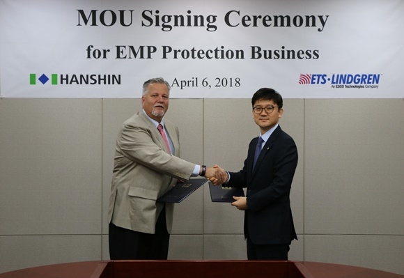 ▲ 빌 지아코 ETS-LINDGREN 수석 부사장(좌)과 최문규 한신공영 대표이사가 MOU 체결 후 기념촬영을 하고 있다. ⓒ한신공영