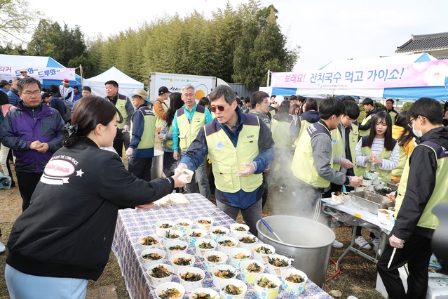 ▲ 한수원 정재훈 사장 등 직원들이 지난 7일 열린 경주벚꽃마라톤대회에 참석해 국수 나눔 봉사활동을 펼치고 있다.ⓒ한수원