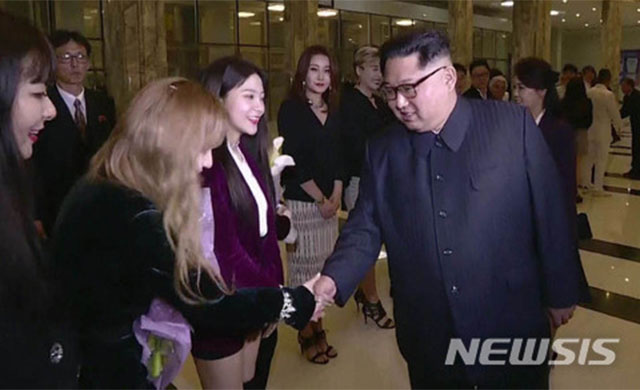▲ 지난 1일 한국 예술단의 평양 공연이 끝난 뒤 걸그룹 '레드벨벳'과 악수하는 김정은. 북한 사람들이 김정은 흉내냈다가는 강제노동형이다. ⓒ뉴시스. 무단전재 및 재배포 금지.