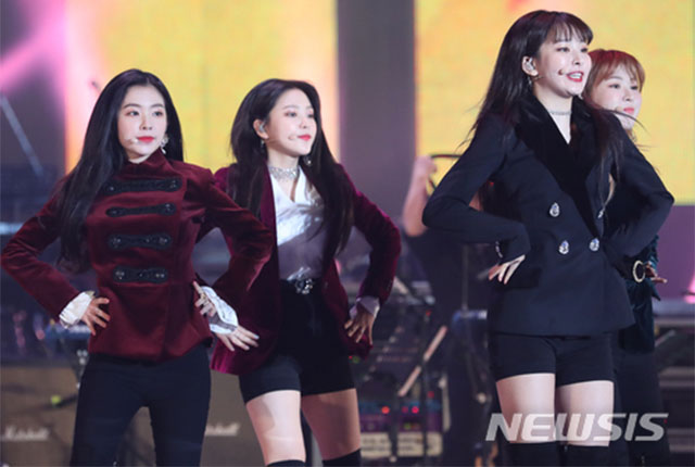 ▲ 지난 3일 평양 류경 정주영 체육관에서 '빨간 맛'을 부르는 한국 걸그룹 '레드벨벳'. ⓒ뉴시스. 무단전재 및 재배포 금지.
