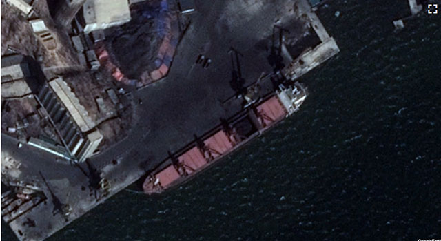 ▲ '미국의 소리(VOA)' 방송이 지적한 북한 남포항의 석탄 야적장과 화물선. ⓒ美VOA 관련보도 화면캡쳐-구글 어스.