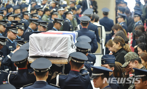 ▲ 7일 오전 대구 공군 제11전투비행단에서 F-15K 순직 조종사들의 영결식이 엄수되고 있다.ⓒ사진=뉴시스