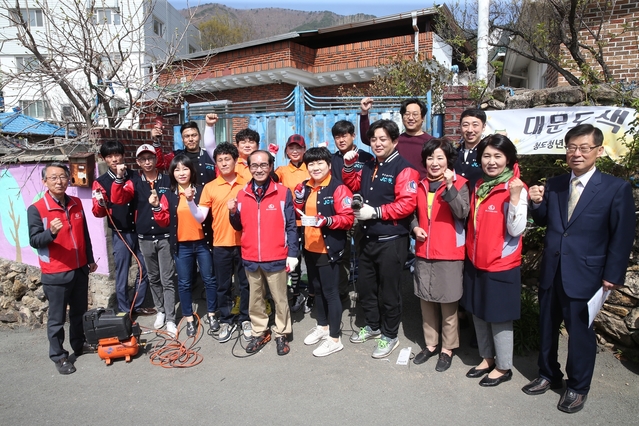 ▲ 청도군은 지난 10일 각북면 오산2리에서 이승율 군수, 자원봉사단체 및 공공기관, 기업체 관계자 및 주민 등 400여명이 참여한 가운데 ‘청도행복마을 5호’ 조성 행사를 가졌다.ⓒ청도군