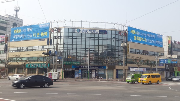 ▲ 이시종 충북지사 측이 6·13지방선거에서 선거캠프로 사용할 충북 청주시 흥덕구 봉명 4거리의 한 건물. 사진은 지난 2014년 6회 지선 때 건물 전경.    ⓒ이시종 캠프 준비 사무소