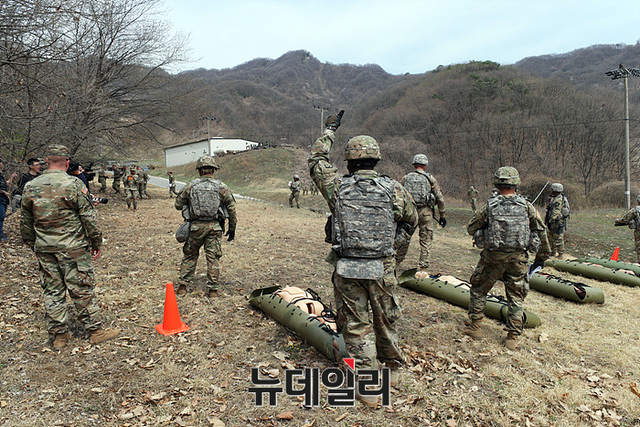 ▲ 캠프 케이시, 체력검정 코스장에서 1대1 부상자 수송패드 끌기 검정중인 주한미군 2사단·한미연합사단 병사 ⓒ뉴데일리 오세진