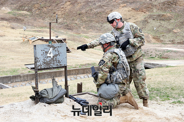 ▲ 사격검정장에서 검정대상 병사에게 안전 교육을 하고 있는 측정관 ⓒ뉴데일리 오세진