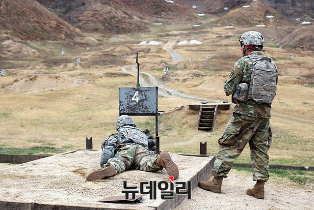 ▲ 사격검정장에서 사격중인 병사 ⓒ뉴데일리 오세진