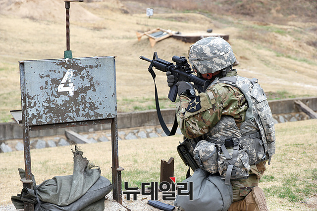 ▲ 사격검정장에서 사격중인 병사 ⓒ뉴데일리 오세진